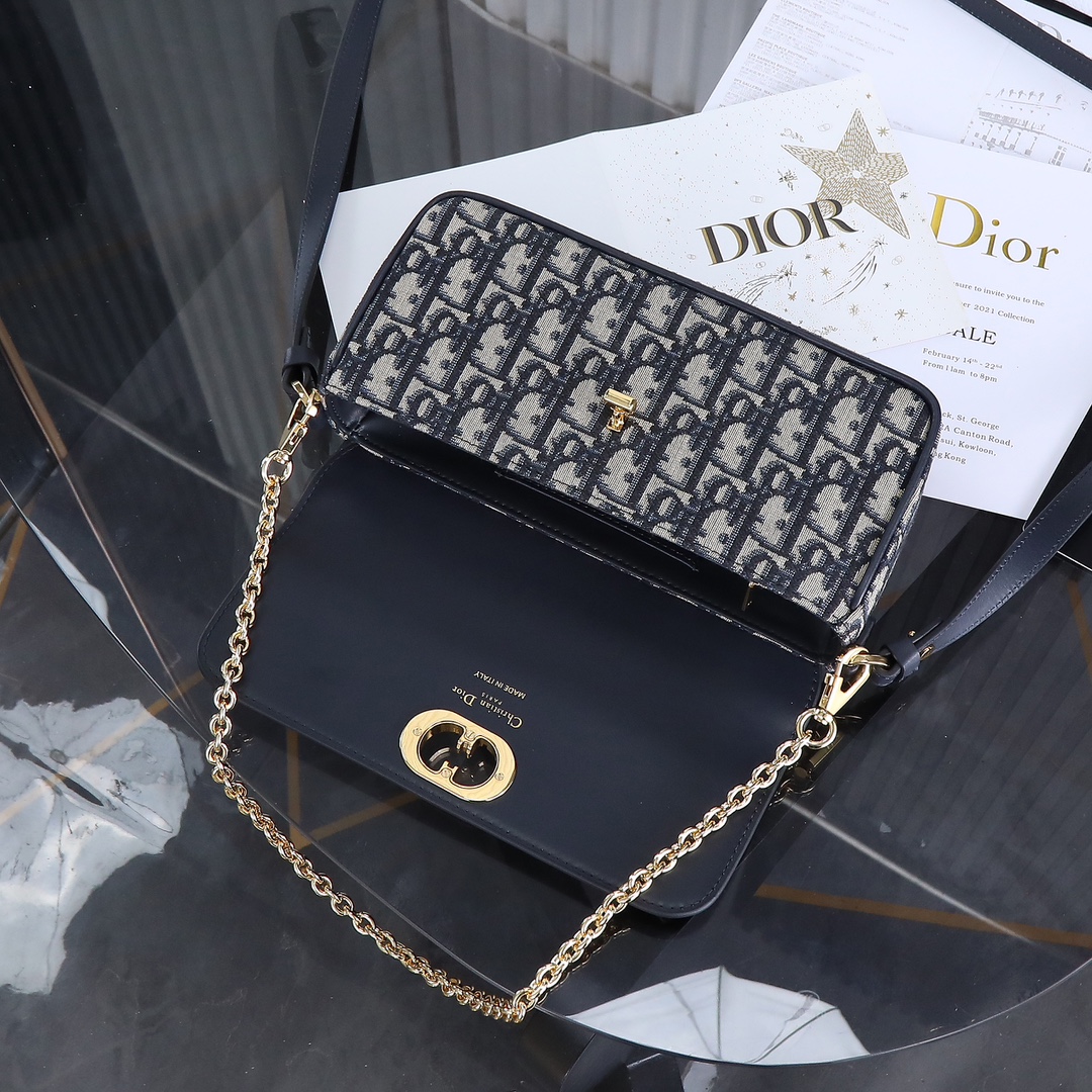 DIOR 30 Montaigne Avenue East-West