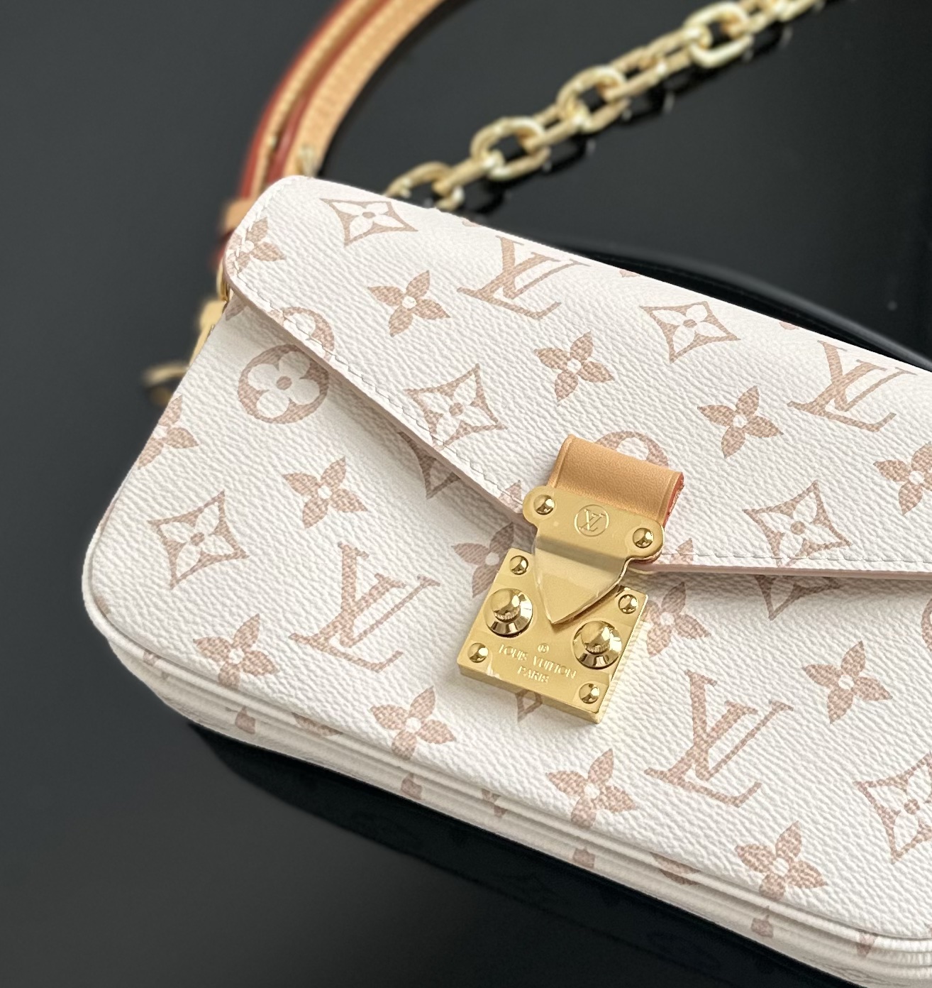 Louis Vuitton Pochette Métis East West